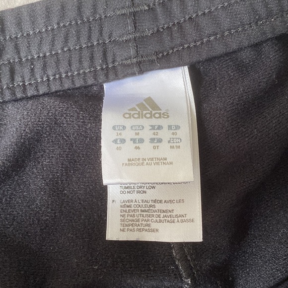 cute and comfy adidas shorts! - Picture 2 of 3